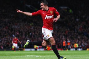 江苏体彩网-赛场温情一刻，裁判回放间隙詹姆斯与约基奇场边畅谈，巨星友谊照亮激烈对决