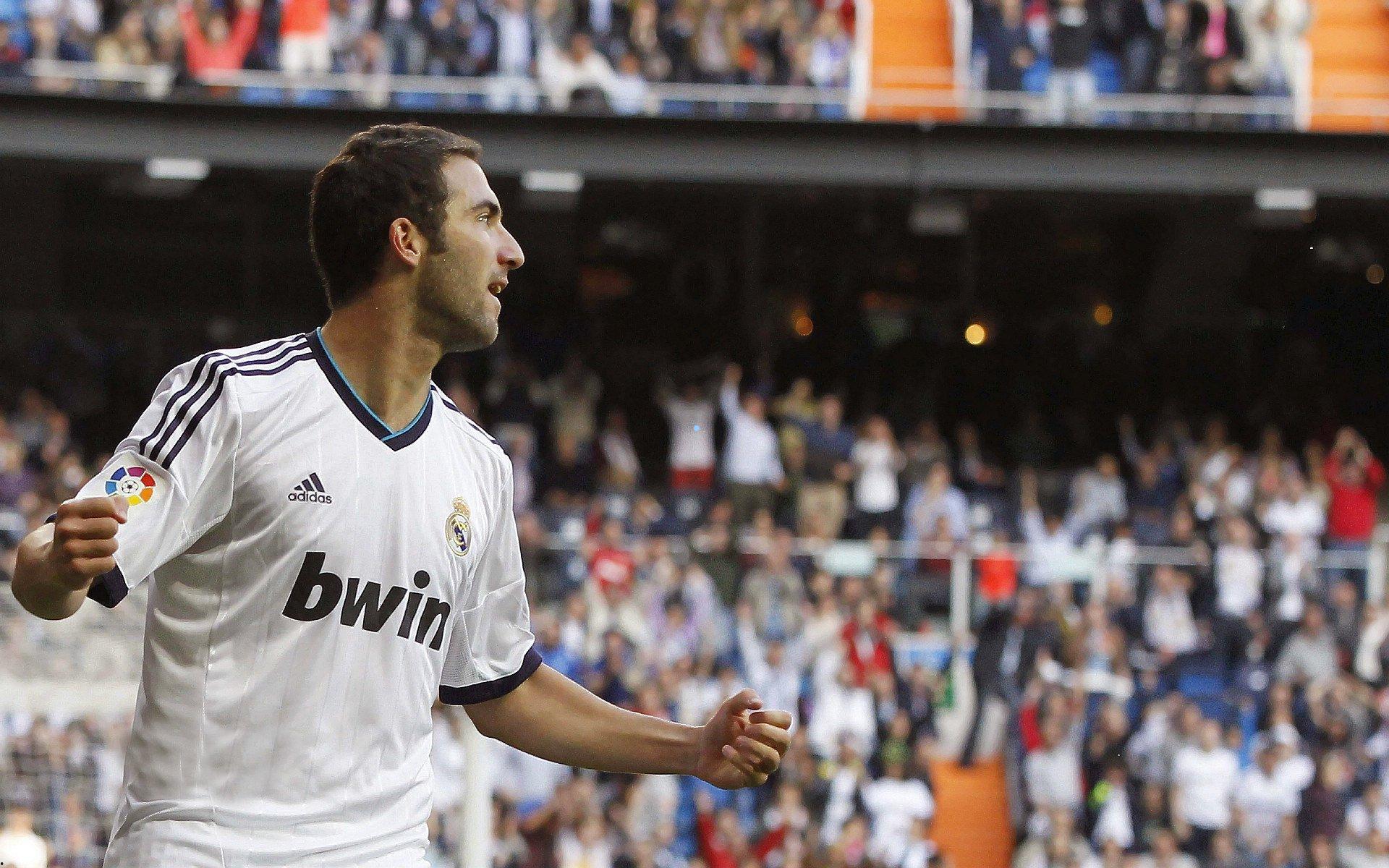 海斯肩负教练重托，以活力点燃赛场，全方位影响比赛